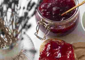 Секретний інгредієнт: що покласти в банку з варенням, щоб не зʼявилася пліснява