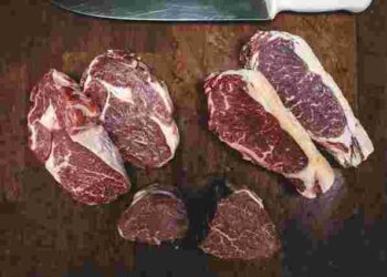 Відповідь вас здивує: як довго можна зберігати м’ясо в морозилці