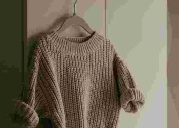 Жодних вішалок: головна помилка, яка розтягне і зіпсує ваші светри