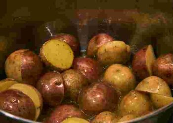 Збереже вітаміни й мінерали: в яку воду варто кидати картоплю для варіння