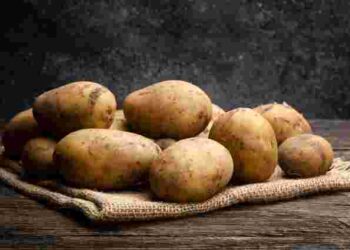 Заберіть цей фрукт від картоплі – і вона не буде проростати до весни