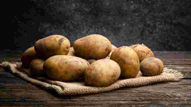 Заберіть цей фрукт від картоплі – і вона не буде проростати до весни