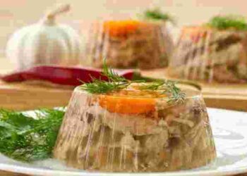 Ви будете здивовані: яку воду треба доливати в холодець, щоб він точно був прозорий