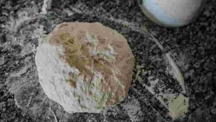 Збережемо пухкість та текстуру: як правильно розкачувати дріжджове тісто