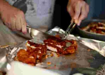 Якою стороною стелити фольгу під час запікання: глянцевою чи матовою