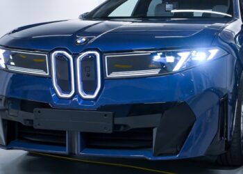 BMW стверджує, що навіть китайці не можуть зрівнятися з її швидкістю розробки