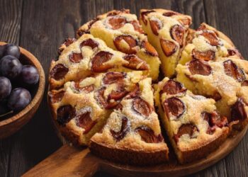 Цей сливовий пиріг тане в роті: 3 прості рецепти для затишної осені