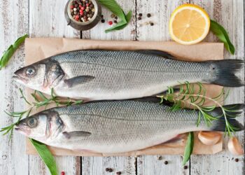 Чешуя отвалится, как по мановению волшебной палочки: самый простой способ чистки рыбы