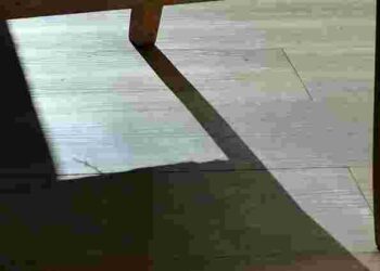 Як відмити ламінат без розводів та шкоди: корисні поради