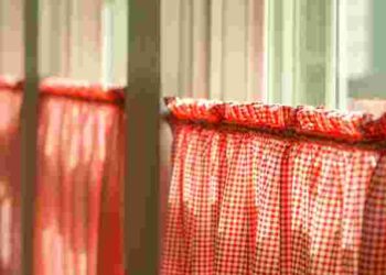 Штори будуть цілі і неушкоджені: як їх правильно прати, щоб не зіпсувати