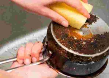 Ці методи спрацюють на різних покриттях: як відчистити каструлю, що пригоріла