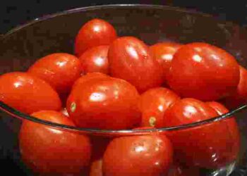 Не потрібен окріп: як за секунди почистити помідори від шкірки