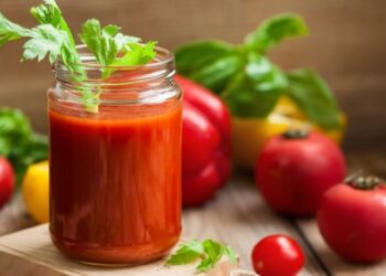 Даже соковыжималка не нужна: томатный сок, который можно и пить, и использовать вместо пасты (РЕЦЕПТ)