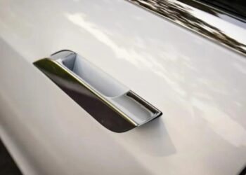 Після низки резонансних ДТП Tesla можуть змусити відмовитися від висувних ручок дверей