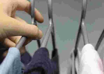 Як розгладити одяг без праски: корисні способи, які точно працюють