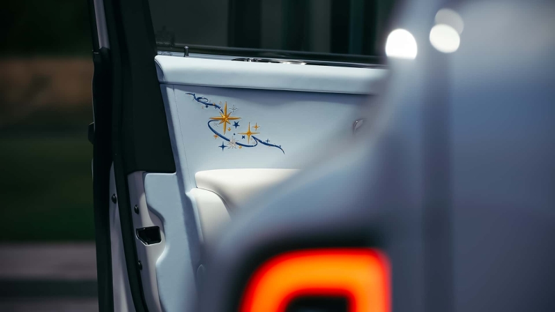 Rolls-Royce Cullinan Cosmos: стелю позашляховика перетворили на витвір мистецтва