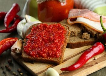 Эта аджика “по-одесски” заменит вам все острые соусы: настоящее сокровище (РЕЦЕПТ)