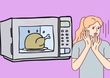 Это будет настоящий яд: эксперты рассказали, что нельзя греть в микроволновке