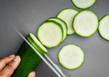 Этот овощ можно есть вместо огурцов и даже класть в салаты: новый взгляд на дешевый и доступный продукт