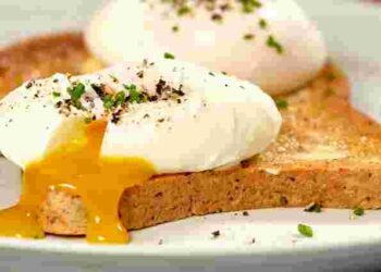 Жодних каструль: як можна інакше приготувати яйця пашот за одну хвилину