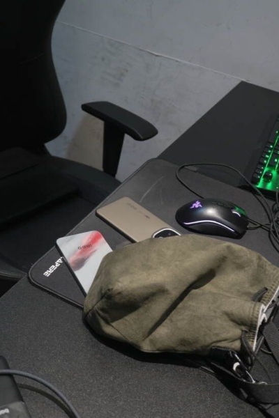 iQOO 15 отримає екран рекордної яскравості в 6000 ніт і цілих три датчики світла (+ перші справжні фото)