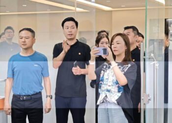 В мережі з’явились якісні фото Xiaomi 16 Pro Max — додатковий екран повертається?