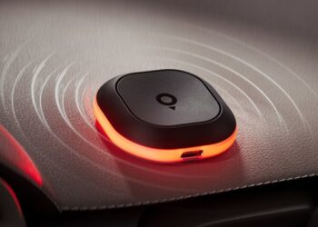 Дисплей не потрібен: TomTom представила компактного помічника водія Tom