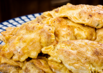 Гора отбивных из кусочка мяса: экономный рецепт, который точно стоит сохранить на будущее (ВИДЕО)