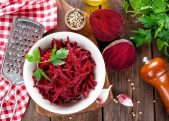 Гості не зможуть відірватися від салату: чотири смачні рецепти з буряка