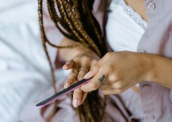 Як безпечно зняти гель-лак вдома без майстра — покрокова інструкція