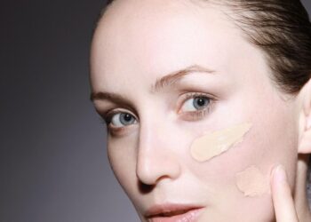 Як ідеально наносити тональний крем: спонжі, пензлі та секрети для природного покриття