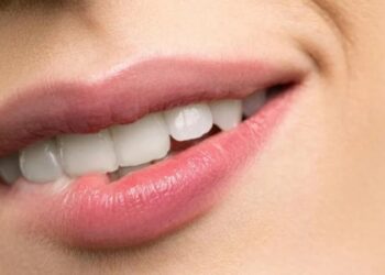 Як зробити, щоб помада трималася весь день: секретний спосіб