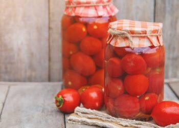 Как заготовить помидоры, чтобы они были сладкими и вкусными: вот что нужно добавить в рассол (РЕЦЕПТ)