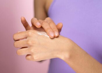Комплексний посібник з догляду за шкірою рук: від вибору крему до збереження молодості