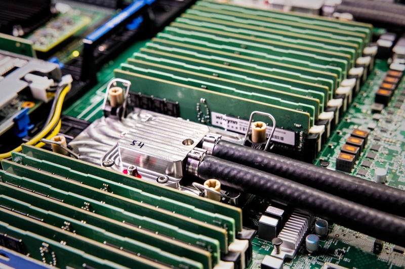 Мікрофлюїди: Microsoft інтегрує рідинне охолодження у кремній процесорів