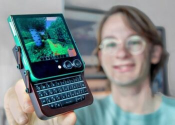 Модер перетворив Samsung Galaxy Flip на розсувний мінітелефон з фізичною клавіатурою