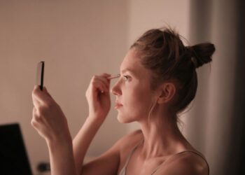 Модні прийоми візажистів: як поєднати матовість, сяйво та легкий блиск для ідеального образу