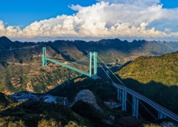 Найвищий міст у світі відкрили в Китаї: висота 625 м та вартість $300 млн