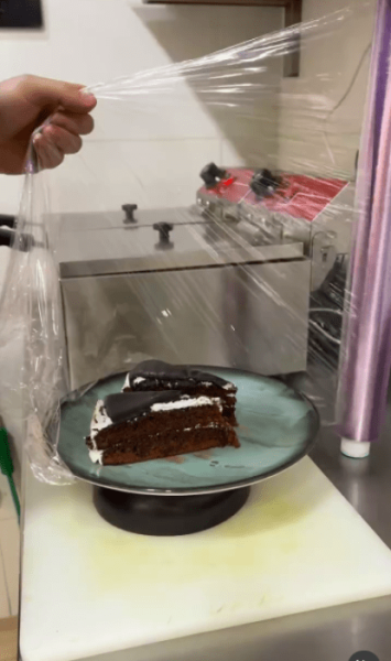 Навсегда забудьте о нервах: вот как обтянуть пищевой пленкой любое блюдо за 3 секунды