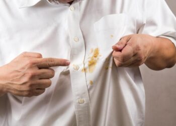 Названо 5 видів плям, які в жодному разі не можна прати гарячою водою