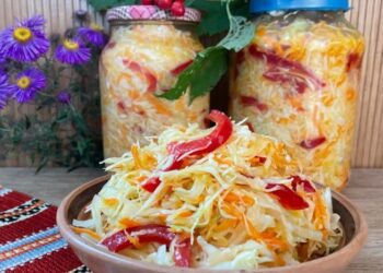Не квашеная, но получается еще вкуснее: самый лучший салат из капусты на зиму (РЕЦЕПТ)