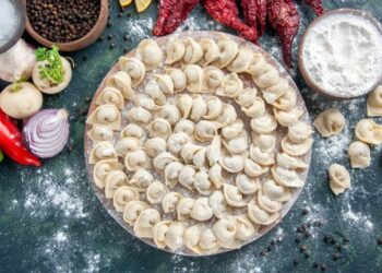 Не лепите, а скручивайте: как приготовить много “ленивых” пельменей за 30 минут без лепки (РЕЦЕПТ)