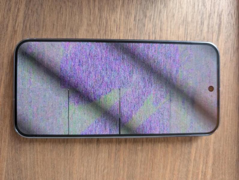 Несумні шпалери: екран Google Pixel 10 майже з коробки показує кольорові смуги