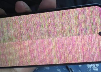 Несумні шпалери: екран Google Pixel 10 майже з коробки показує кольорові смуги