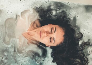 Оцет для волосся — новий тренд: навіщо його використовувати та як він працює