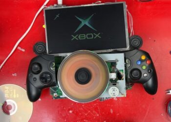 Паяльник і “болгарка”: модер зробив з Xbox “портативну” консоль