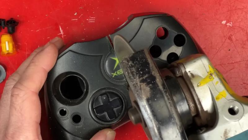 Паяльник і "болгарка": модер зробив з Xbox "портативну" консоль