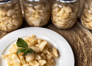 Простая и изящная закрутка из яблок: минимум ингредиентов, ничего не нужно вываривать (ВИДЕО)