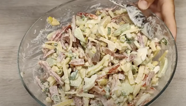 Салат "Бесподобный", который удивит всех: простой рецепт праздничного блюда