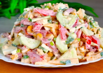 Салат “Бесподобный”, который удивит всех: простой рецепт праздничного блюда